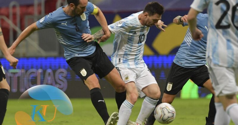 Argentina giành chiến thắng trong trận derby Río de la Plata để đứng đầu bảng A